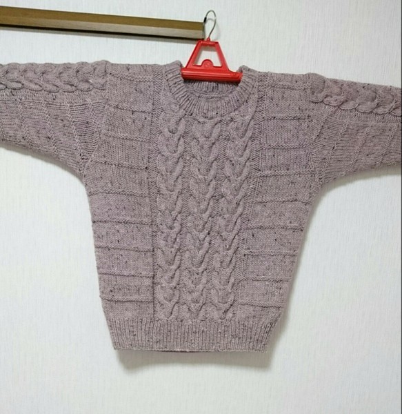 パープルのツイードの糸を使ったケーブル編みセーター 1枚目の画像