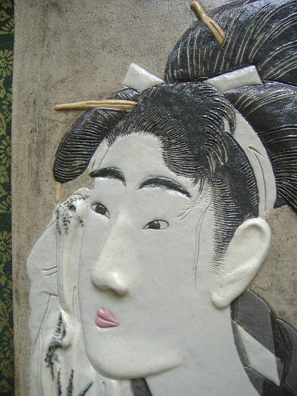 浮世絵レリーフ陶板・歌麿「汗を拭く女」 1枚目の画像