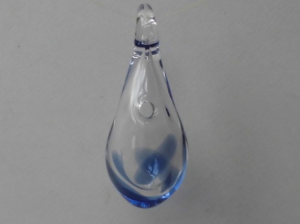 ガラスのアロマペンダント(ネックレス）色ブルー。トップの中にオイルが入って香ります。ARO-１BL 1枚目の画像