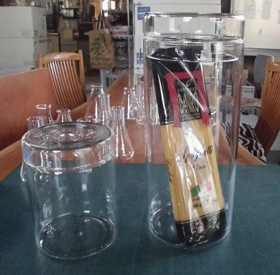 スパゲッティもすっきり収まるガラスのフタツキ保存容器。中身が見えてすっきり収納。ＦＴＡ１２０ｘ300Ｈ 1枚目の画像