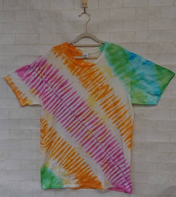 タイダイ染め 虹のような模様のtシャツ Tシャツ カットソー Fofo And Me 通販 Creema クリーマ ハンドメイド 手作り クラフト作品の販売サイト