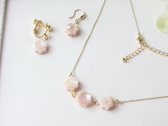 櫻桃色花母珍珠項鍊和耳環/耳環 第1張的照片
