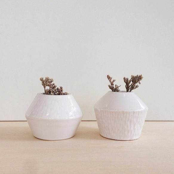 小さな白い陶器の花瓶|花 1枚目の画像