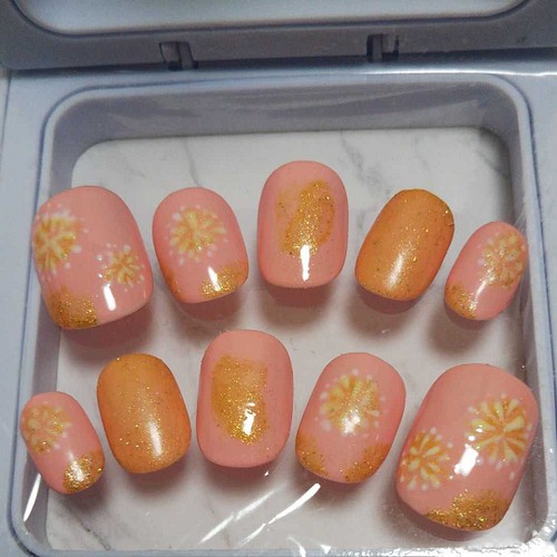 現品限り ジェルネイルチップ ベージュ ゴールド 花火ネイル ネイルチップ ネイルシール よっちnail チップ サイズ変更ok 通販 Creema クリーマ ハンドメイド 手作り クラフト作品の販売サイト