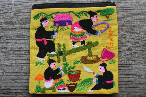 ラオス・モン族の刺繍ポーチ 1枚目の画像