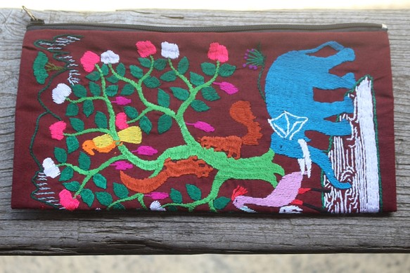 ラオス・モン族の刺繍ポーチ　大 1枚目の画像