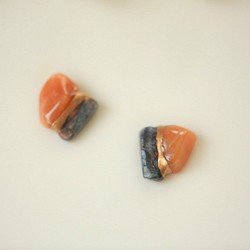金継ぎｘ天然石ピアス (オレンジアベンチュリン、ピーターサイト) 1枚目の画像