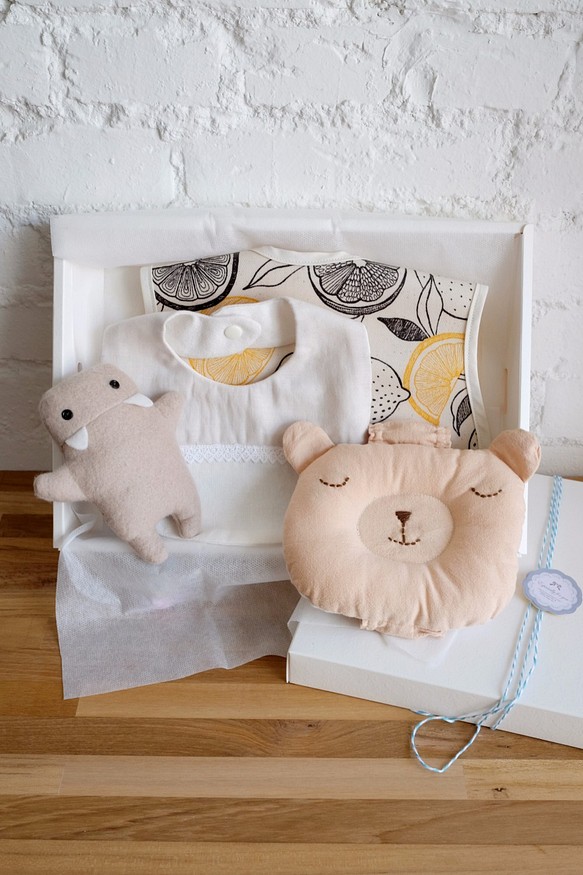 彌月禮盒組 (防水圍兜＋純棉圍兜 ＋午睡嬰兒手枕＋安撫玩具) 第1張的照片