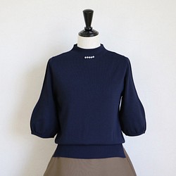 售罄 [優雅針織，增添幹練感] [WHOLEGARMENT] 高領珍珠半袖套頭衫 [海軍藍] 第1張的照片
