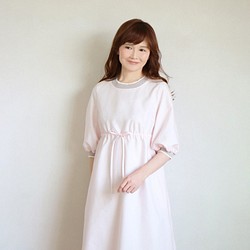 【大人穿的好看的夏裝！ ] 邊領腰部緞帶棉質連衣裙 [粉紅 x 灰褐色] 第6張的照片