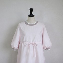 【大人穿的好看的夏裝！ ] 邊領腰部緞帶棉質連衣裙 [粉紅 x 灰褐色] 第8張的照片