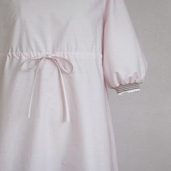 【大人穿的好看的夏裝！ ] 邊領腰部緞帶棉質連衣裙 [粉紅 x 灰褐色] 第10張的照片