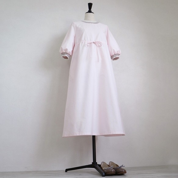 【大人穿的好看的夏裝！ ] 邊領腰部緞帶棉質連衣裙 [粉紅 x 灰褐色] 第11張的照片
