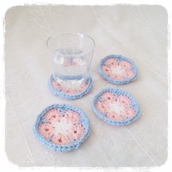 手編みの お花コースター 4個セット(水色×ピンク×白) 1枚目の画像