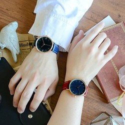 ～防水本革のベルト～ ペアウォッチ シンプル 腕時計 ブルー&レッド メンズ レディース兼用 1枚目の画像