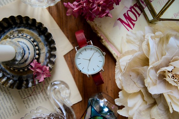 アンティーク調で可愛い腕時計　レッド　 レディース 革ベルト　 1枚目の画像