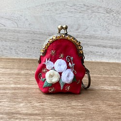 白い薔薇のミニがま口　小さな赤いポーチ　アクセサリーケースやお薬入れに　プレゼントにも 1枚目の画像