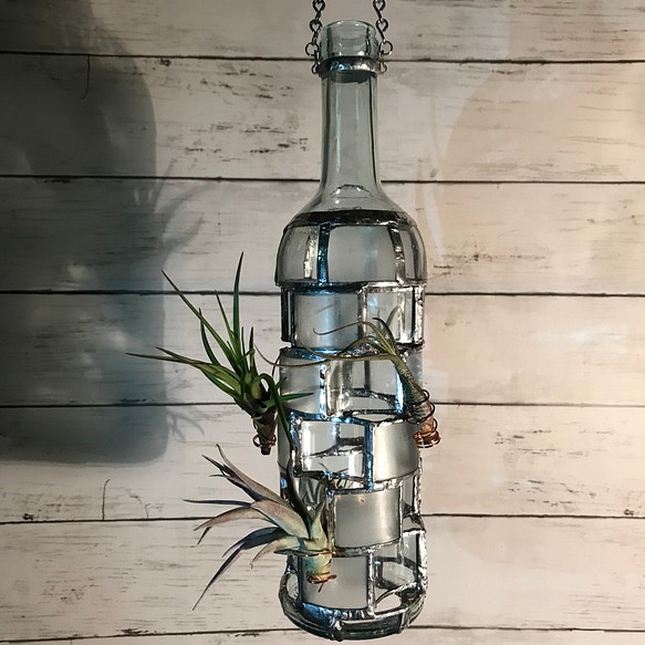 ボトルステンドグラス混びん エアープランツキャッチャーペンダント淡水色 磨りガラス 右綾 1枚目の画像