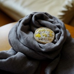 ビーズ刺繍のブローチ (yellow) 1枚目の画像