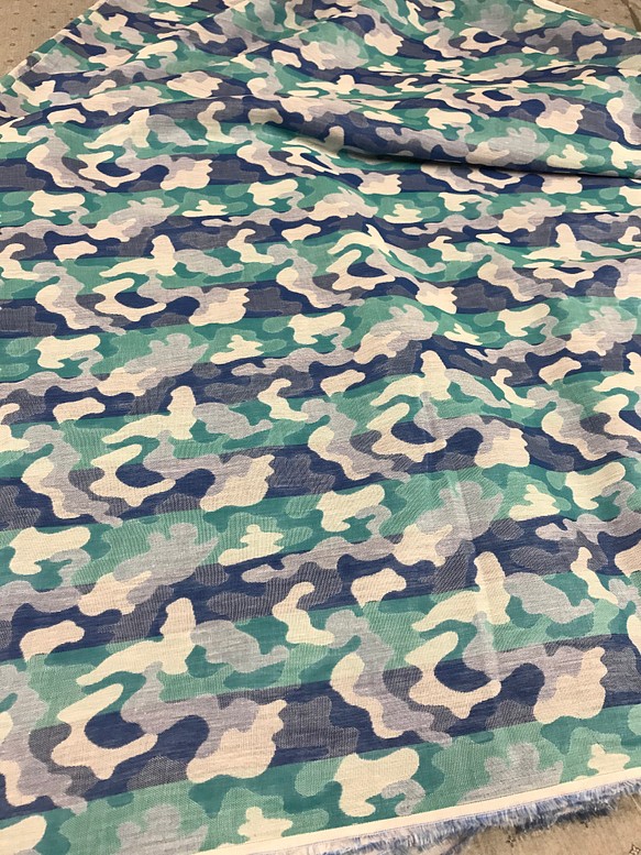 ジャガード織ダブルガーゼ綿100%生地迷彩柄水色 1枚目の画像