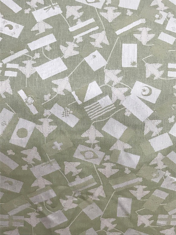 世界の国旗柄ジャガード織、綿100%生地、薄カーキ（抗菌防臭加工）115cm×100cm 1枚目の画像