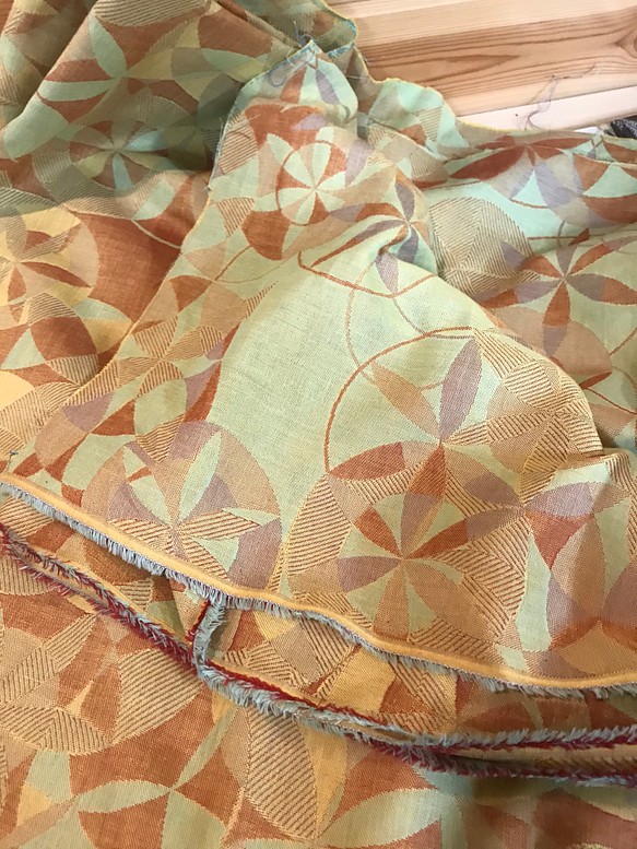 ジャガード織　綿100%生地黄オレンジ風車柄（117cm×100cm） 1枚目の画像