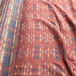 ジャガード織綿100%生地縦糸top糸　ダブルガーゼ三角柄赤色柄（抗菌防臭加工）115cm×100cm 1枚目の画像