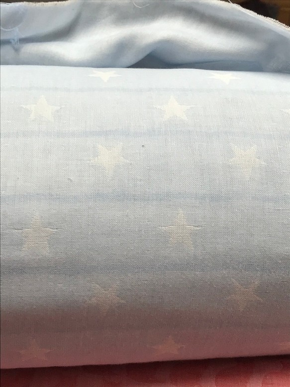 ジャガード織トリプルガーゼ綿100%生地お星様柄薄い水色（抗菌防臭加工） 1枚目の画像
