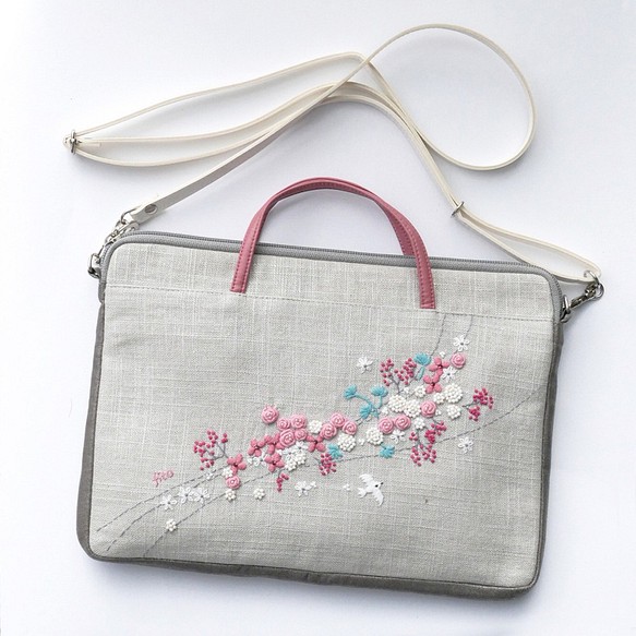 サコッシュ　タブレットポーチ　手刺繍「流れ花　ピンク」　ショルダーストラップ付　 1枚目の画像