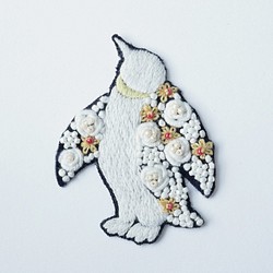 手刺繍シール ししゅール「ペンギン」ラッキーモチーフ　刺繍　PCアクセサリー　ステッカー 1枚目の画像