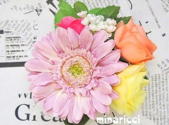 卒業式・入学式・結婚式　ガーベラのコサージュ（造花）-001 1枚目の画像