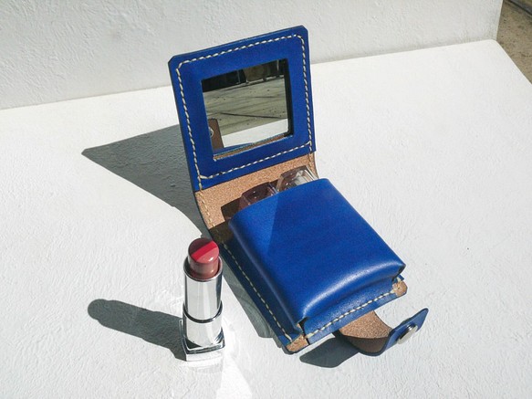 「不撞包」寶藍色植鞣革真皮口紅盒（內含鏡子） 第1張的照片