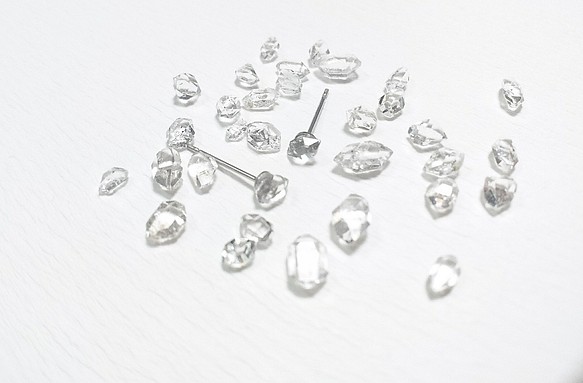 ハーキマーダイヤモンド 水晶 送料無料（一部地域を除く） ピアス 大きめ5㎜～7ミリ オフィスピアス 4月の誕生石 天然石 最終値下げ