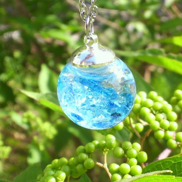 海色琉球ガラスのガラスドームネックレス 1枚目の画像