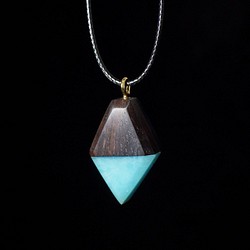 ダイヤモンド~木とエポキシレジンのネックレス 1枚目の画像