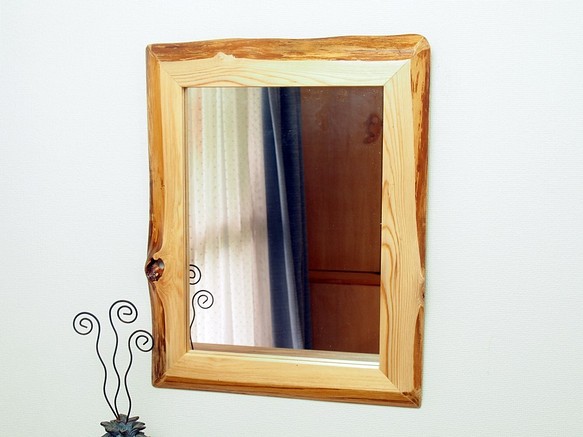 【ミラー・鏡】自然の木肌と節を活かした壁掛けミラー　1点物 1枚目の画像
