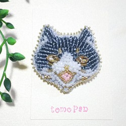 ハチワレ猫さんのおしゃべりビーズ刺繍ブローチ 1枚目の画像