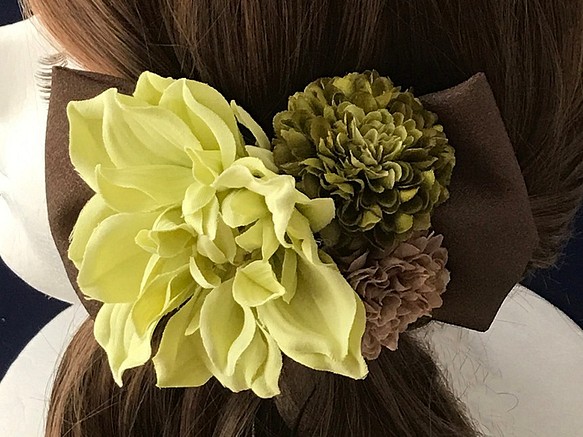 日式花朵髮飾淺綠色大麗花Shichi-kan三成人婚禮派對 第1張的照片