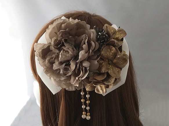 花の髪飾り　ヘッドドレス　アンティークゴールドピオニー×白リボン　結婚式 パーティー お呼ばれ　1865-PW 1枚目の画像