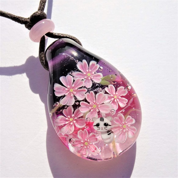 《夜桜とねこ》ペンダント　ガラス　とんぼ玉　桜　ネコ　 1枚目の画像