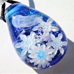 《冬のクラゲ～雪華》　ペンダント　ガラス　とんぼ玉　くらげ　雪の結晶 1枚目の画像