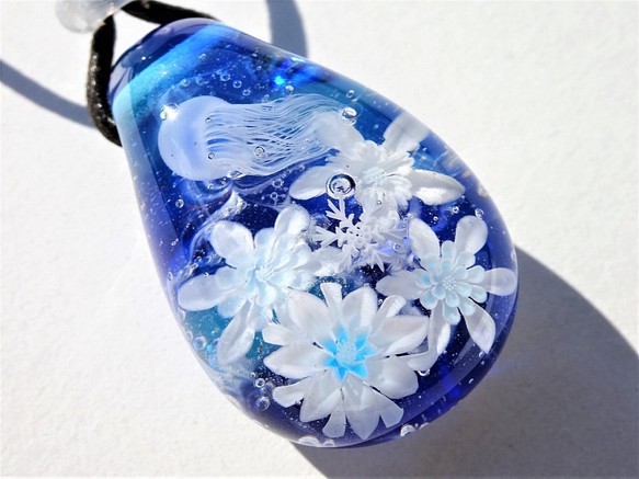 《冬のクラゲ～雪華》　ペンダント　ガラス　とんぼ玉　くらげ　雪の結晶 1枚目の画像