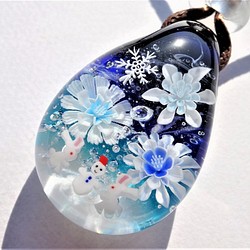 《雪遊び》　ペンダント　ガラス　とんぼ玉　　雪だるま　うさぎ　雪の結晶 1枚目の画像