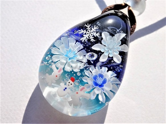 《雪遊び》　ペンダント　ガラス　とんぼ玉　　雪だるま　うさぎ　雪の結晶 1枚目の画像