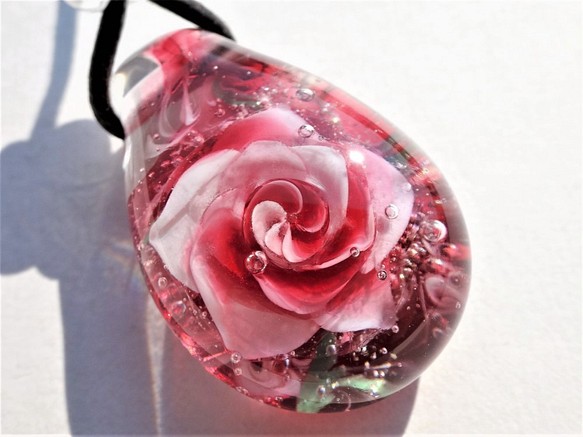 《ジャパンローズ》　ガラス　とんぼ玉　ペンダント　薔薇　プレゼント 1枚目の画像