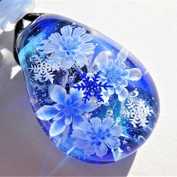 《氷華～雪の結晶》　ペンダント　ガラス　とんぼ玉　雪の結晶　花 1枚目の画像