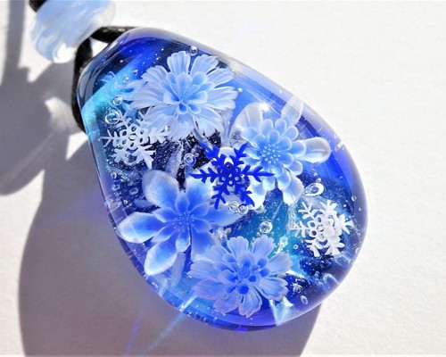 《氷華～雪の結晶》 ペンダント ガラス とんぼ玉 雪の結晶 花