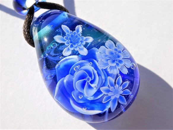 “藍色玫瑰和Korihana”挂件玻璃球蜻蜓藍玫瑰 第1張的照片