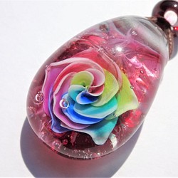 《レインボーローズ》　ガラス　とんぼ玉　ペンダント　薔薇　 1枚目の画像