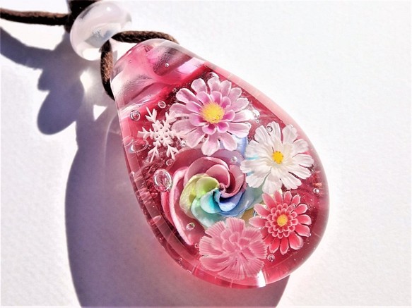 《レインボーローズブーケ》　ペンダント　ガラス　とんぼ玉　薔薇　花　雪の結晶 1枚目の画像